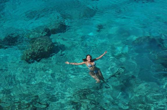 Refrescando-se nas águas transparentes do mar de Curaçao, em Groot Knit